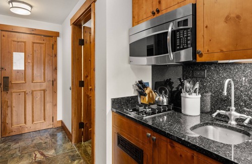 Stowe Area Cabin | #309 | Studio | Main St | 3rd floor | Spruce Peak & Village Views!