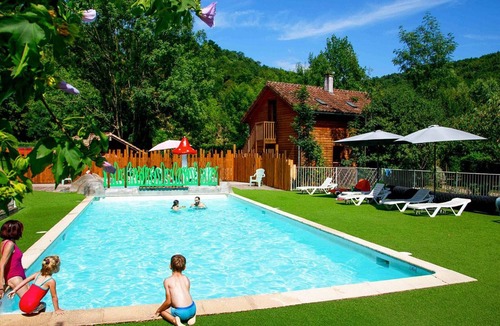 Montels House | 30m² Mobile Home with Terrace, 2 Bedrooms, Sleeps 5 in Nescus