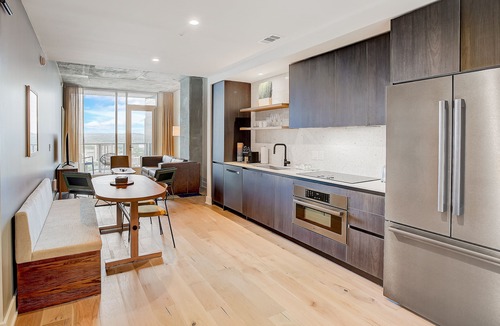 Rainey Street Historic District Condo | 30th-floor Historic Rainey St condo with lakeview balcony - dog-friendly
