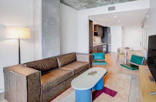 Rainey Street Historic District Condo | 30th-floor Historic Rainey St condo with lakeview balcony - dog-friendly