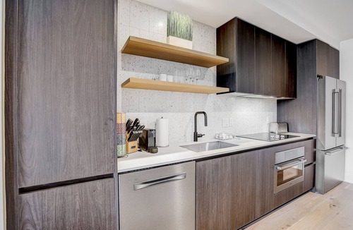 Rainey Street Historic District Condo | 30th-floor Historic Rainey St condo with lakeview balcony - dog-friendly