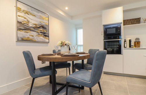 Newquay City Centre Cottage | 31 CLIFF EDGE, romantic, country holiday cottage in Newquay