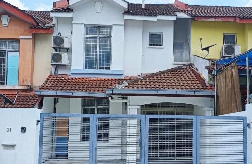 Sungai Buloh House | 31 Damansara Damai by Manhattan Group