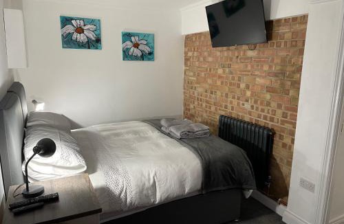 March Apartment | 31 Elwyn Snug