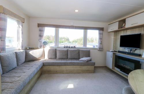 Hopton House | 31A Foxburrow Hang