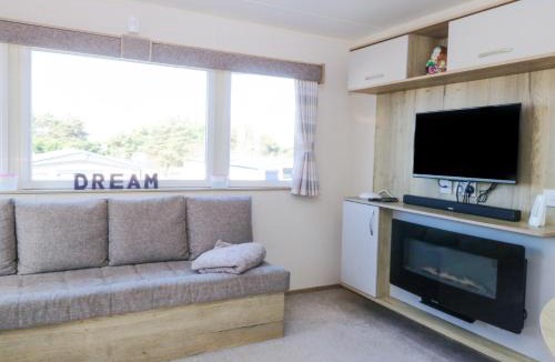 Hopton House | 31A Foxburrow Hang