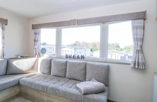 Hopton House | 31A Foxburrow Hang