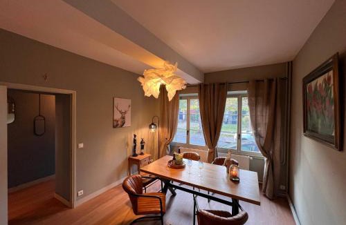 Senlis House | 32-La Place To Be