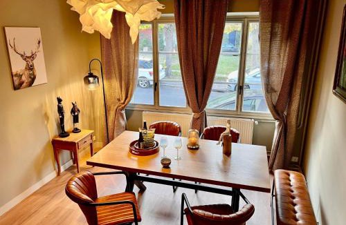 Senlis House | 32-La Place To Be