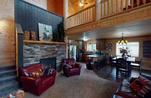 Last Chance House | 32 MI to YNP | Fire Pit | Sleeps 8