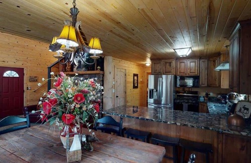 Last Chance House | 32 MI to YNP | Fire Pit | Sleeps 8