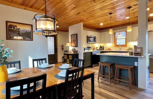 Pigeon Forge Cabin | 320 reviews ⭐️ Treehouse Views & Privacy! Awesome Updates Only 5 Min to Parkway