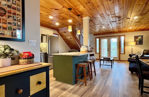 Pigeon Forge Cabin | 320 reviews ⭐️ Treehouse Views & Privacy! Awesome Updates Only 5 Min to Parkway