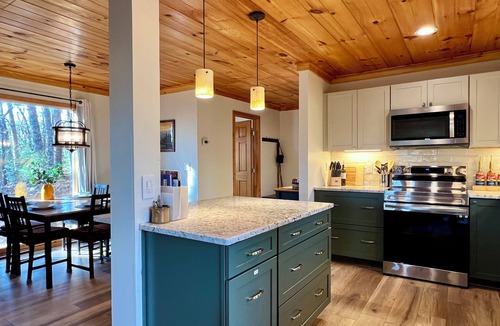 Pigeon Forge Cabin | 320 reviews ⭐️ Treehouse Views & Privacy! Awesome Updates Only 5 Min to Parkway