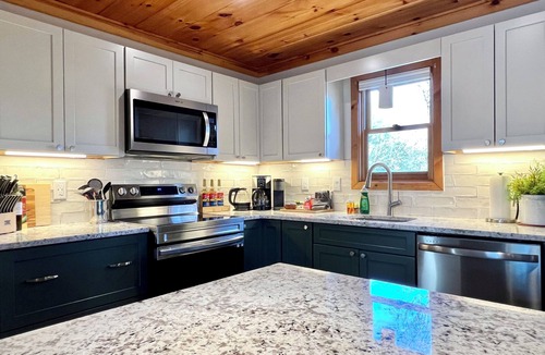 Pigeon Forge Cabin | 320 reviews ⭐️ Treehouse Views & Privacy! Awesome Updates Only 5 Min to Parkway