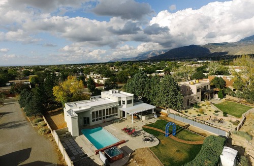Albuquerque House | ⭐️3200ft🏊‍♂️Pool♨️Hot Tub🎱Billiards 🧳Sleeps 18 & Mtn Views🌄