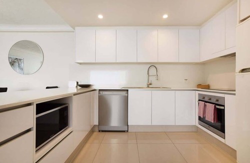 Surfers Paradise Apartment | 32B Peninsula Summary