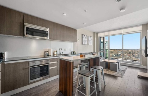 Victoria Park Apartment | 32nd FLoor | Gym | Pet Friendly | Heated Parking