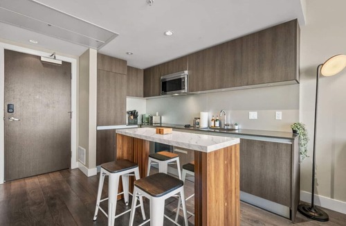 Victoria Park Apartment | 32nd FLoor | Gym | Pet Friendly | Heated Parking