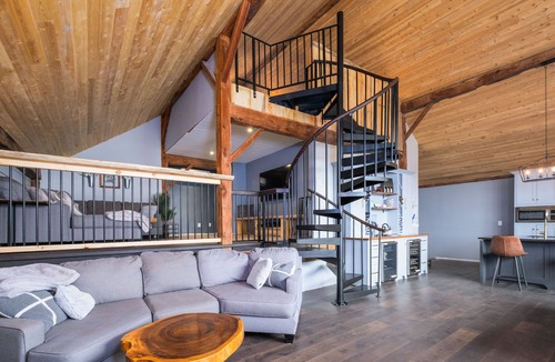 Adolphustown House | 33 Vines Winery & Vineyard