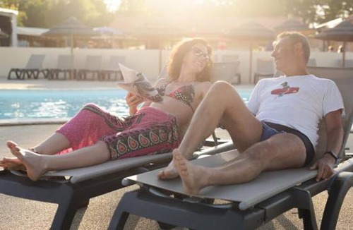 Saint-Laurent-de-Medoc RV Rental | 330 ft² Mobile home