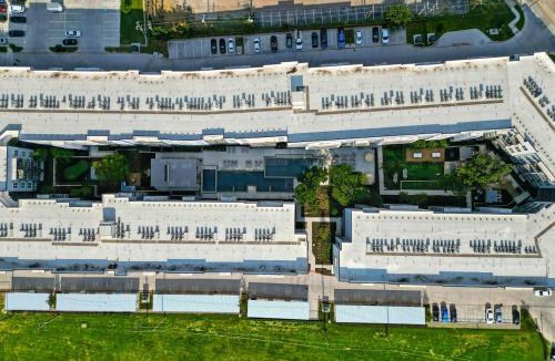 Fort Worth Apartment | 336 Chic 2B2B Near Stockyards, Resort Style Pool & Gym, Golf Simulator, 7M to Dickies Stadium, 15M to AT&T stadium