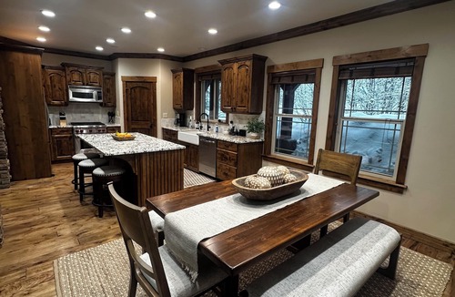 McCall Cabin | 3370 Sq Ft “Amazing” Cabin, 2 Master Suites, Gourmet kitchen, Close 2Town & lake