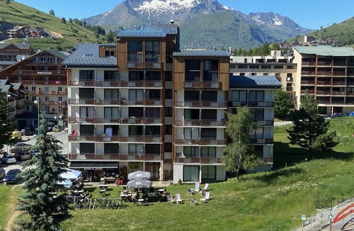 Venosc Apartment | 33m2 apartment with modern mountain decor garage