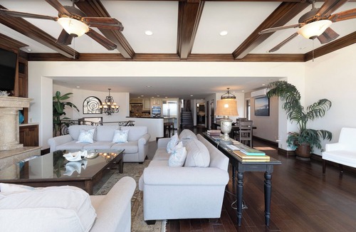 Hollywood House | 3425O Oceanfront Tuscan Villa