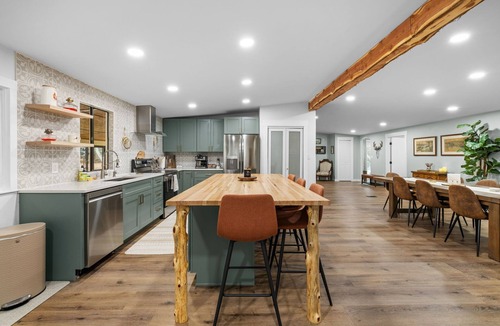 Bourbon Other | 35 Acre Lake Retreat-BBQ-Arcade-Firepit-Fishing