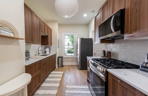 Jersey City Apartment | 35 Mins to NYC, Bright Bohemian 3BR Retreat! Near Newark
