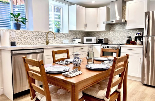 Newmarket Apartment | 35%OFF! Winter Comfort Oasis-Bright &Spacious,Parking,Prime Location FastWi-Fi!