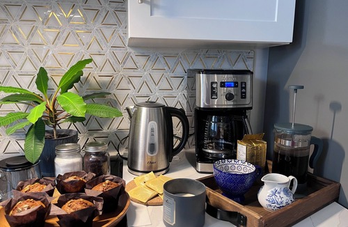 Newmarket Apartment | 35%OFF! Winter Comfort Oasis-Bright &Spacious,Parking,Prime Location FastWi-Fi!