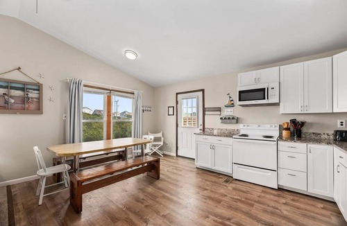 South Nags Head House | 352 Spacious Rooms - Short Walk to the Beach!