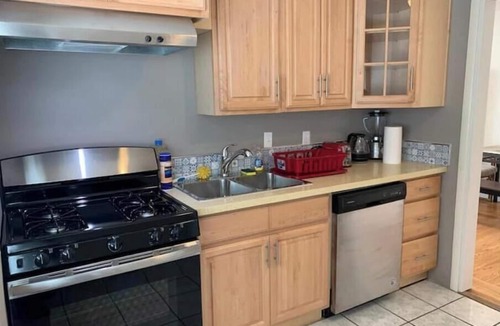 Downtown North Apartment | 357#C Hawthorne 3bedrm/3bth A/C,hardwd,new kitchen