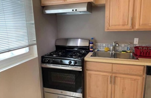 Downtown North Apartment | 357#C Hawthorne 3bedrm/3bth A/C,hardwd,new kitchen