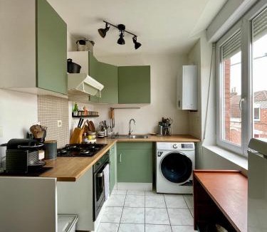 La Madeleine Apartment | 35m2 à la Madeleine: Salon, Cuisine & sdb privés