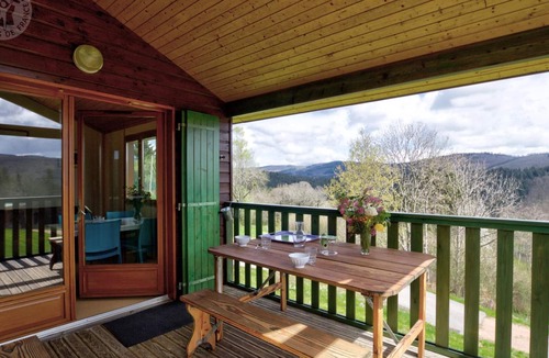 Les Noes Cottage | 35m² Chalet with Private Terrace and Pets Allowed