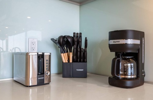 Victoria Park Apartment | 35th FLoor | Gym | Pet Friendly | Heated Parking