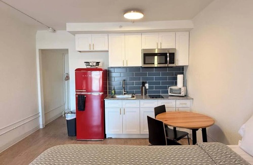 St. Johns Apartment | [36] ATX Studio: 1 Queen, Access to Gym & Laundry