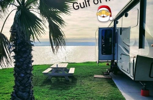 Teulon House | 36 Ft Fifthwheel RV Camper for rent. 3 slide-outs. Cozy upgraded & Pet friendly.