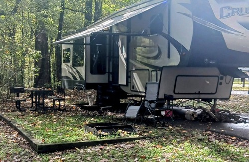 Teulon House | 36 Ft Fifthwheel RV Camper for rent. 3 slide-outs. Cozy upgraded & Pet friendly.