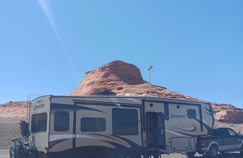 Teulon House | 36 Ft Fifthwheel RV Camper for rent. 3 slide-outs. Cozy upgraded & Pet friendly.