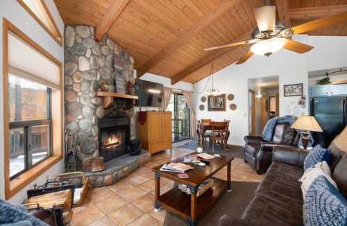 Munds Park Cabin | 360° deck. Head north with your dog and your jacket!