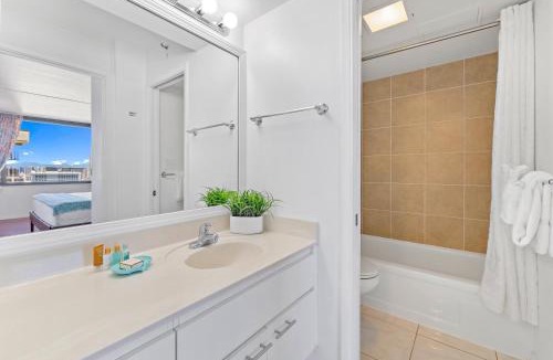 Waikiki Apartment | 36Fl with Ocean View, Mins to Waikiki Beach, Parking