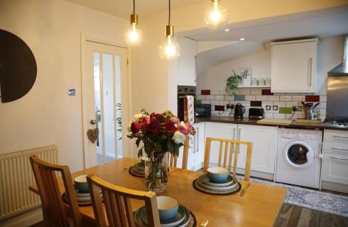 Weston on Trent House | #37 Elegant & Spacious Home for 6