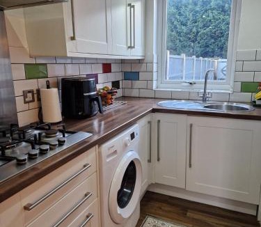 Weston on Trent House | #37 Elegant & Spacious Home for 6