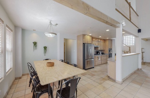 Albuquerque House | 🌄3800ft Modern Retreat ♨️Hot Tub♨️ Pool Table🧳Sleeps 18🌄Mtn Views