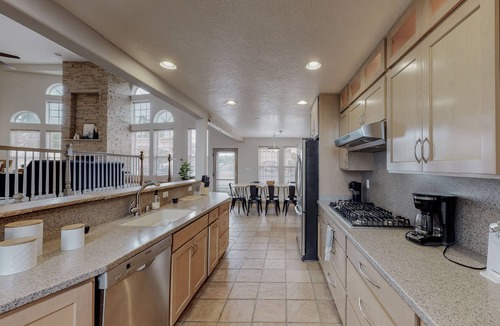 Albuquerque House | 🌄3800ft Modern Retreat ♨️Hot Tub♨️ Pool Table🧳Sleeps 18🌄Mtn Views