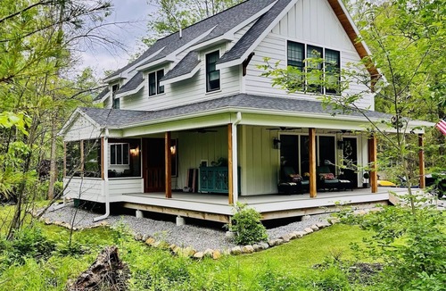 Huletts Landing House | 39- 5 Star Reviews on AirB, No Cleaning Fee, New Everything, CAC & Walk to Water